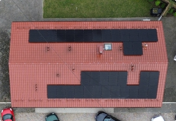 budynek z fotowoltaiką na dachu